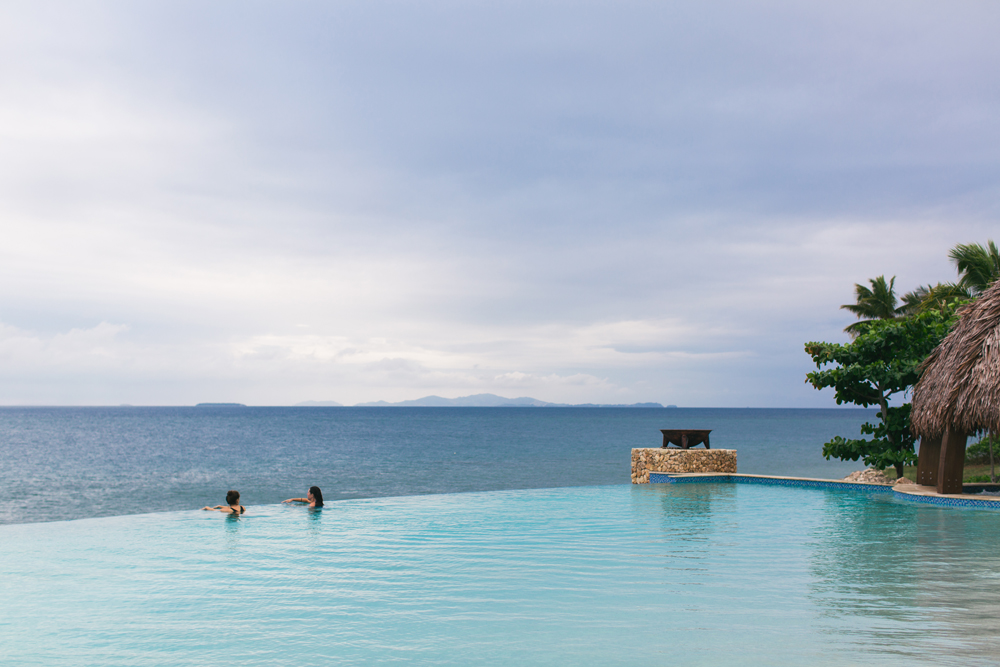 Infinity pool at Fiji Marriott Momi Bay – Hong Kong travel photographer